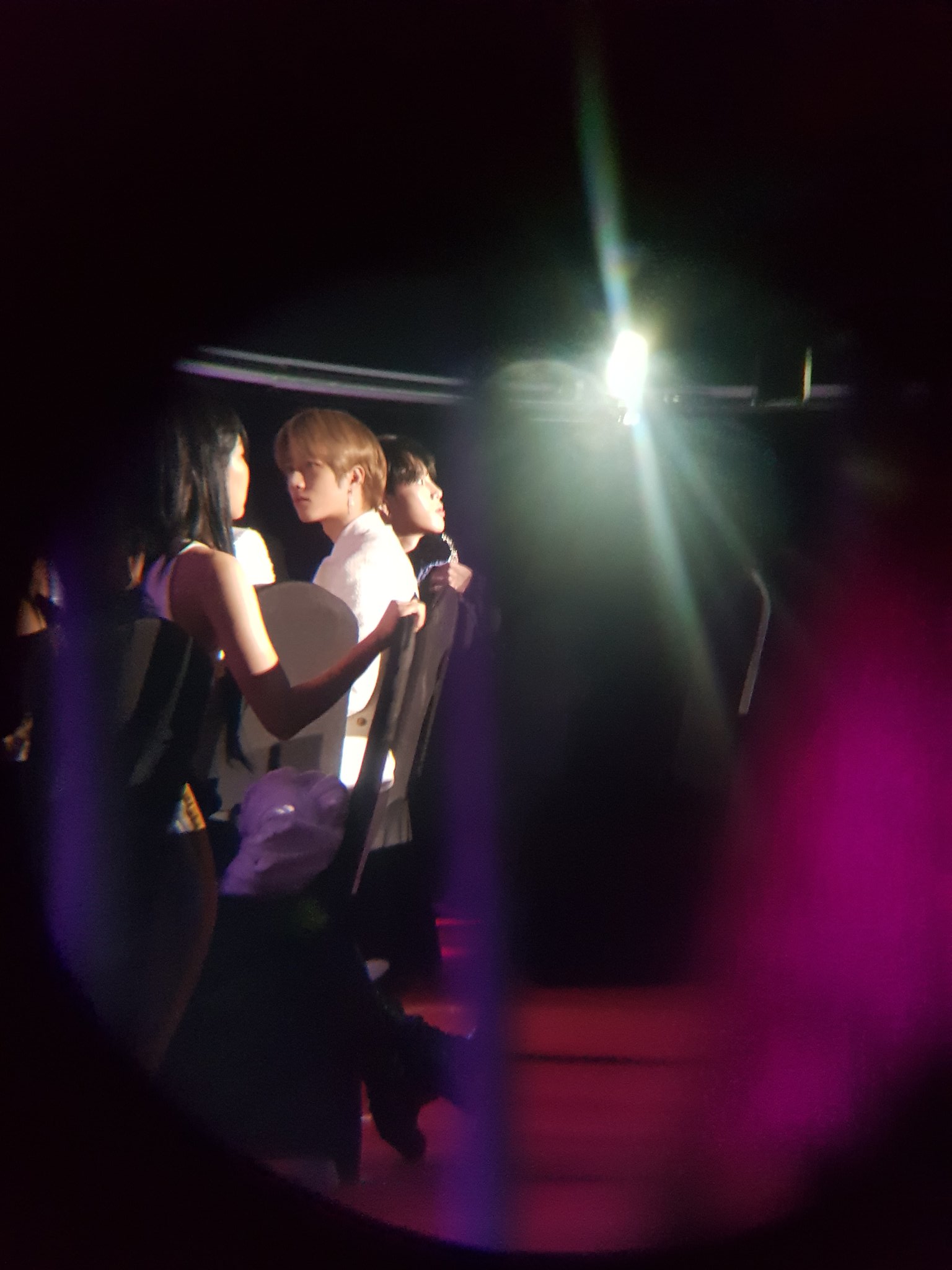 ㅋㅋ 아 넘 귀여움 하성운 슈주 무대 보려고 돌아앉았어 ㅋㅋㅋㅋㅋㅋㅋㅋㅋㅋㅋㅋ | 인스티즈