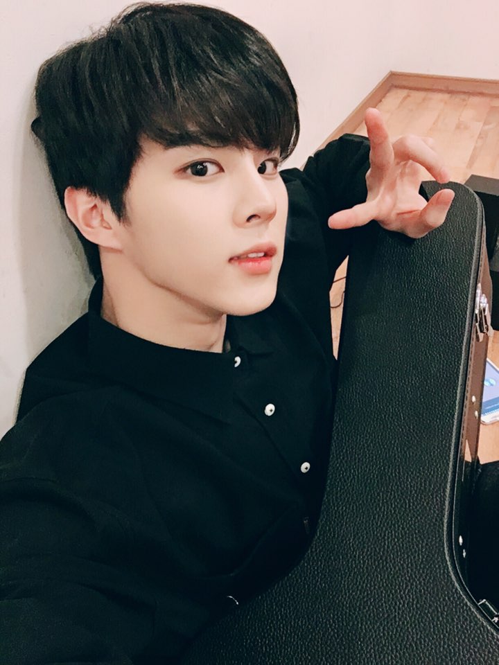 김우석 과거 셀카들 새로 주웠는데 말도 안된다 진짜... | 인스티즈