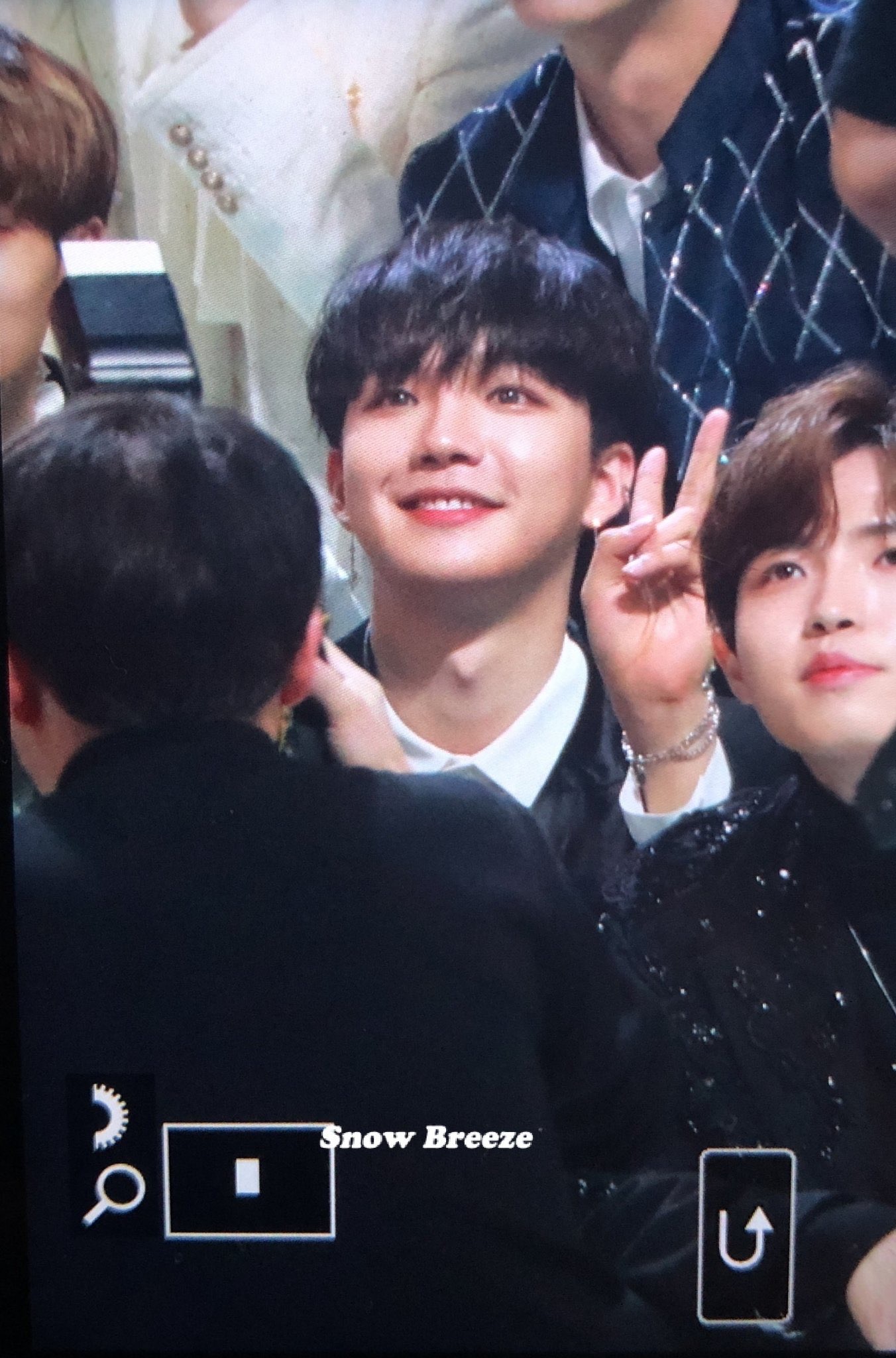 단체사진 찍는데 웬 강아지가 | 인스티즈