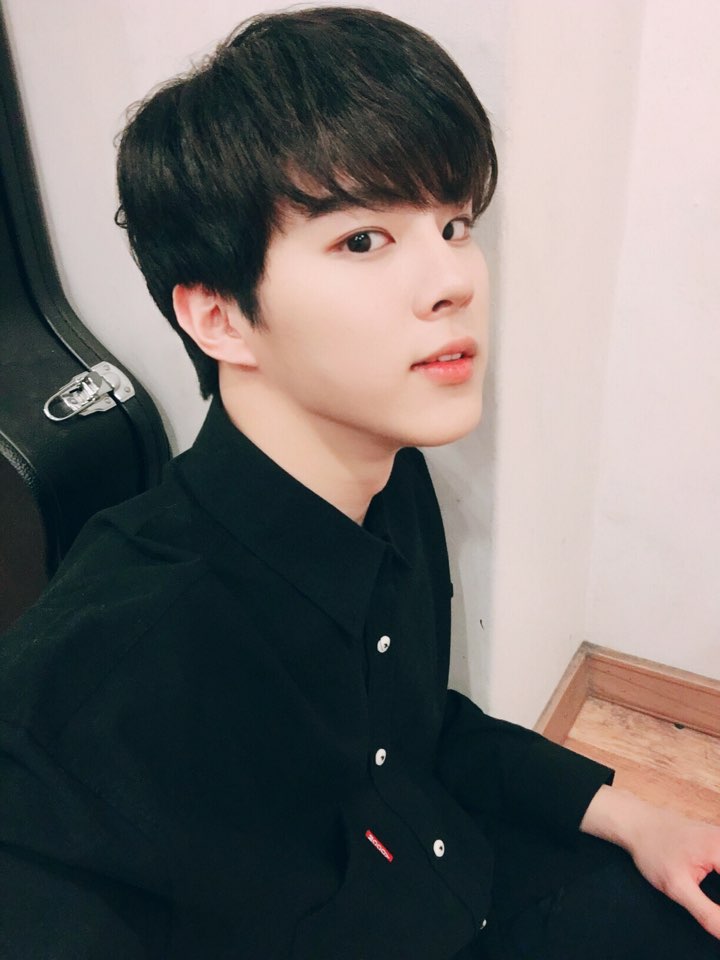 김우석 과거 셀카들 새로 주웠는데 말도 안된다 진짜... | 인스티즈