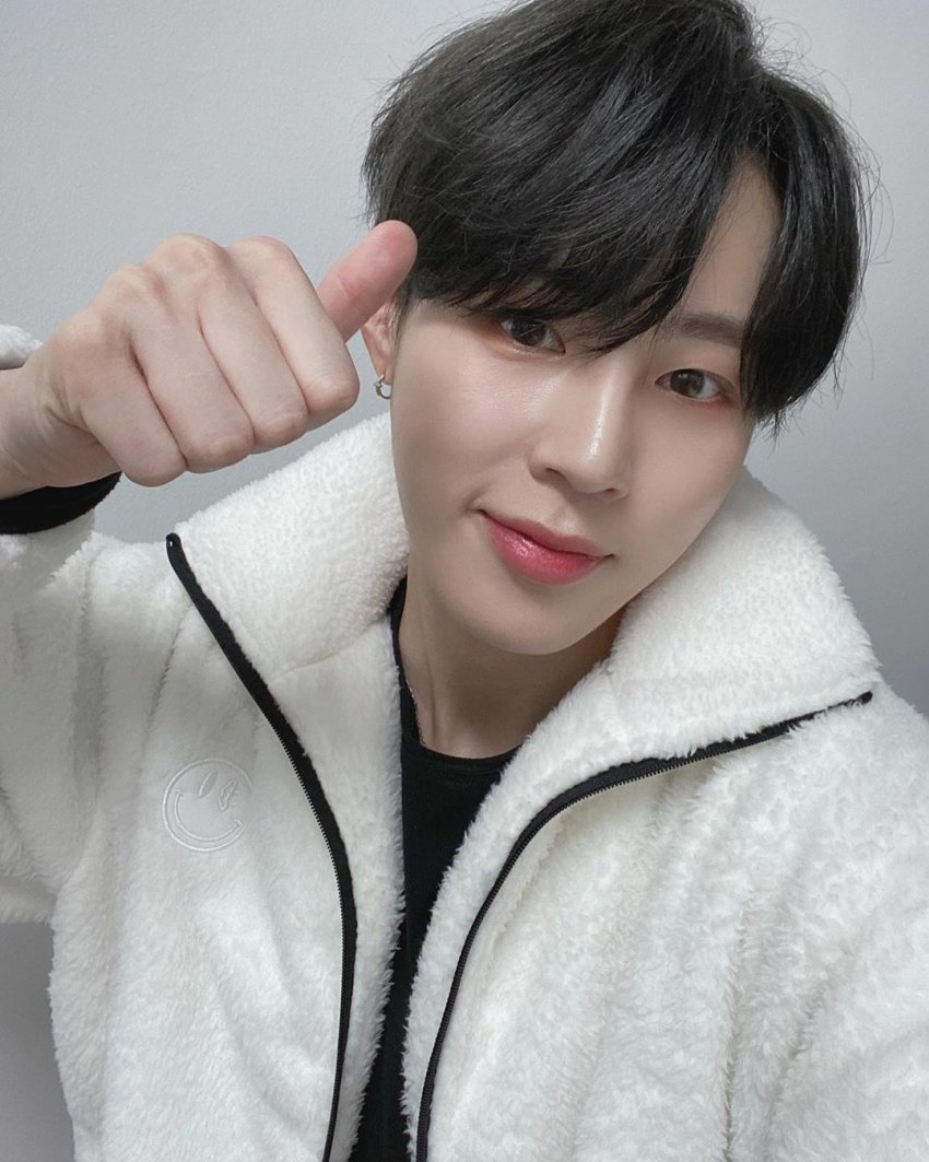 아 하성운 흑발 셀카 실화냐고 너무 귀여워 나 울어 ㅠㅠㅠㅠㅠㅠㅠㅠㅠ | 인스티즈