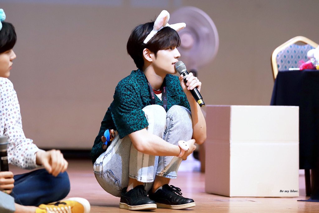 원필이 이 자세 진짜 신기하고 귀여움 | 인스티즈