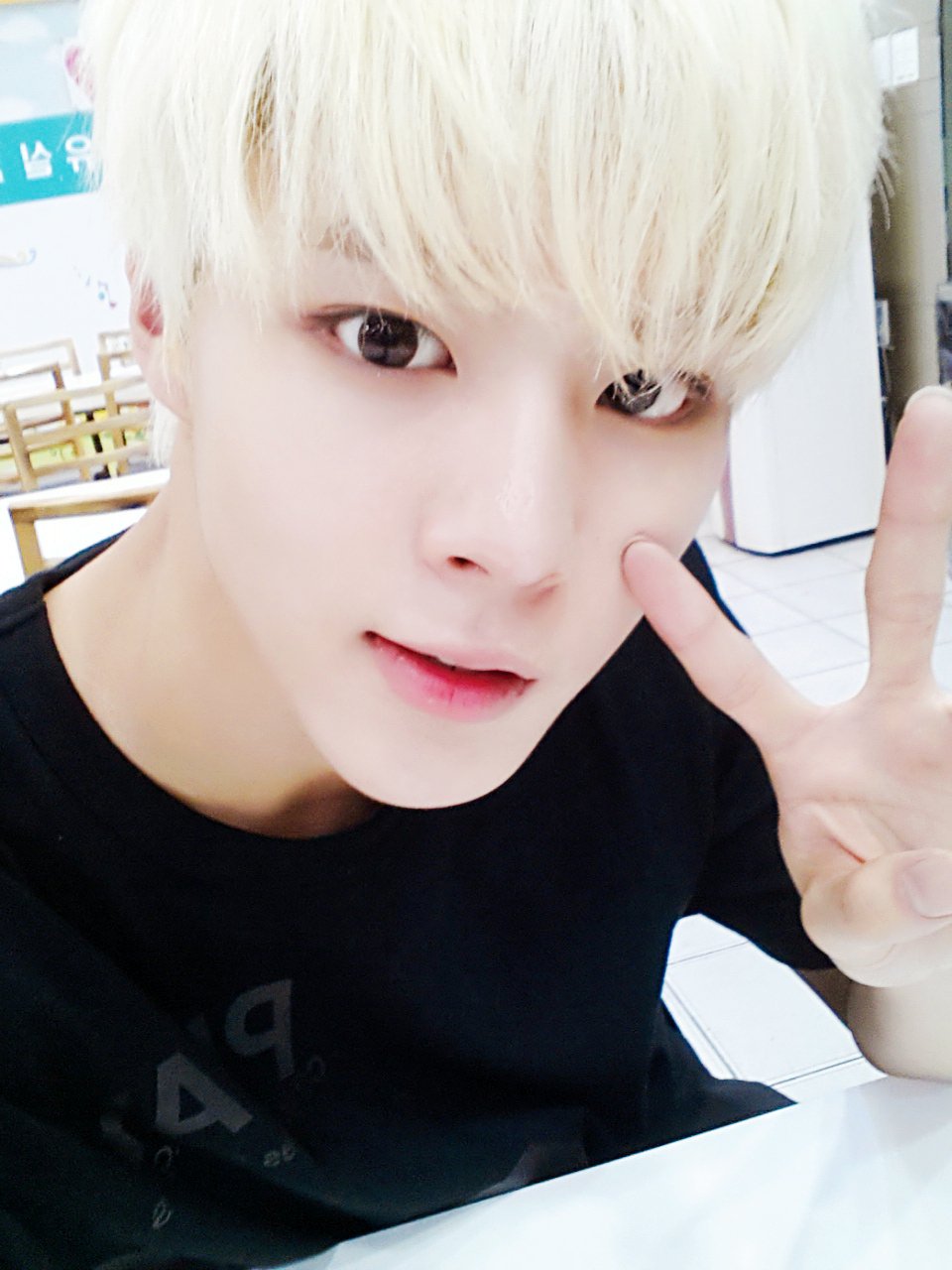 김우석 과거 셀카들 새로 주웠는데 말도 안된다 진짜... | 인스티즈