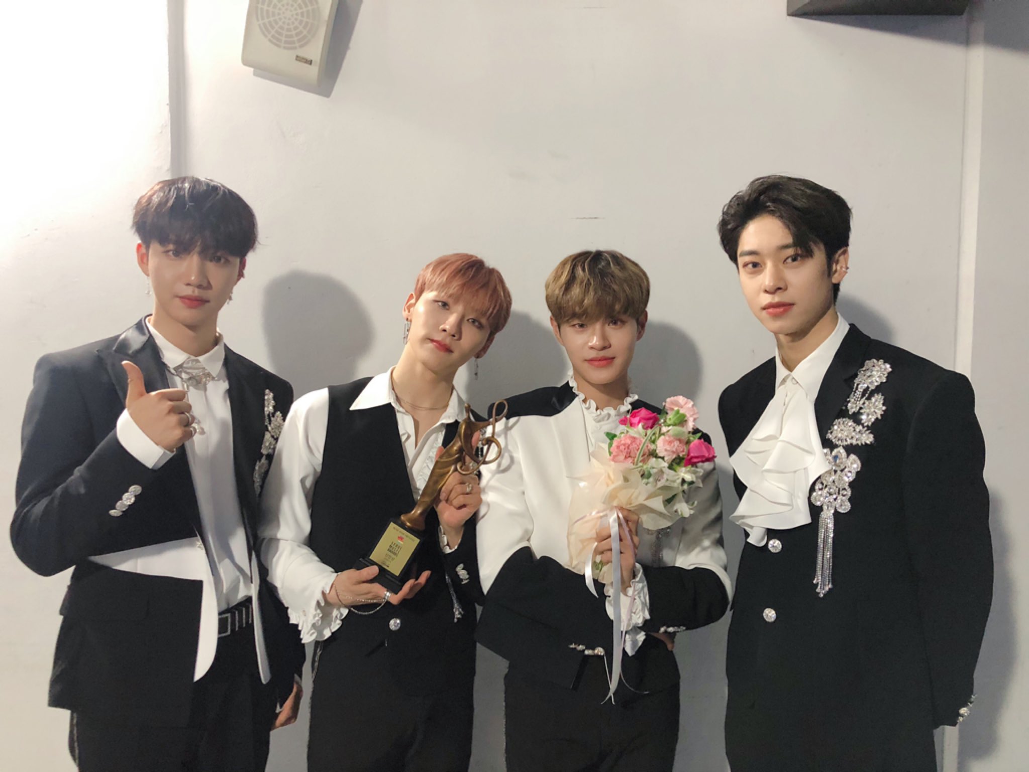 에이비식스 사진 두 장에 눈물남 | 인스티즈