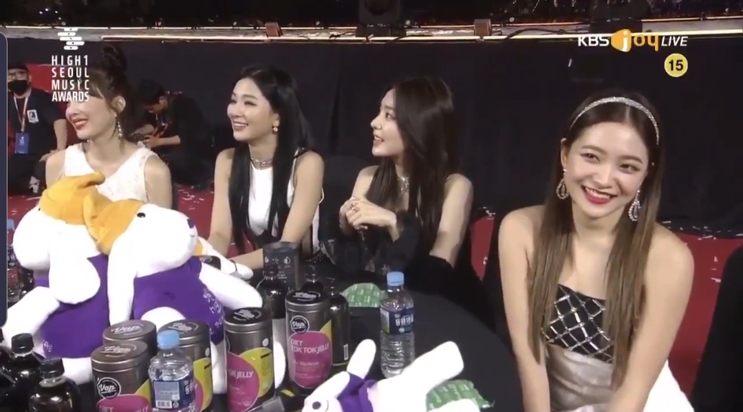 태연 대상 인터뷰할 때 예리 표정 | 인스티즈