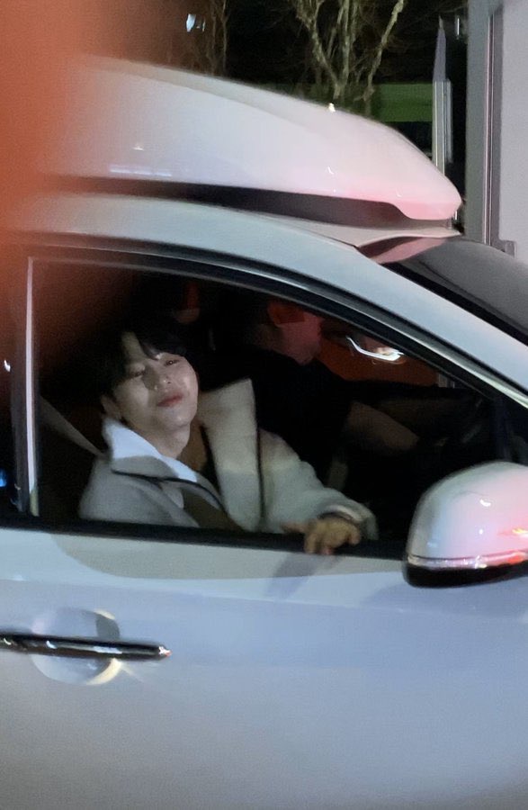 하성운 서가대 퇴근길 창문 활짝 열고 퇴근했네 | 인스티즈