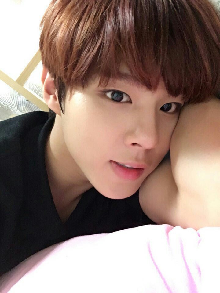 김우석 과거 셀카들 새로 주웠는데 말도 안된다 진짜... | 인스티즈