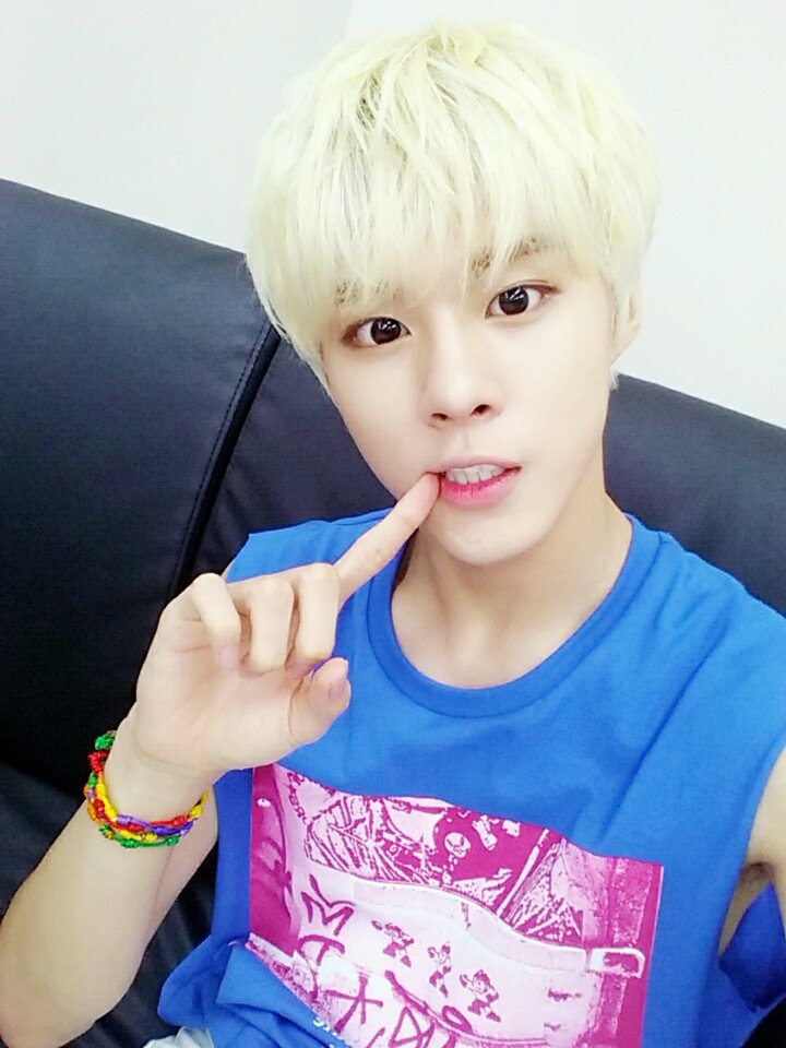 김우석 과거 셀카들 새로 주웠는데 말도 안된다 진짜... | 인스티즈