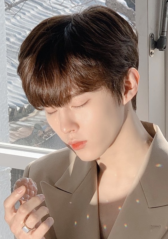 김우석은 확실히 얼굴이 크게 보일수록 예쁘다 | 인스티즈