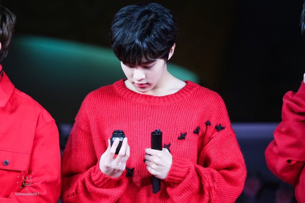 으아니 김우석 이거 마이크 왜 이렇게 된거얔ㅋㅋㅋㅋ | 인스티즈