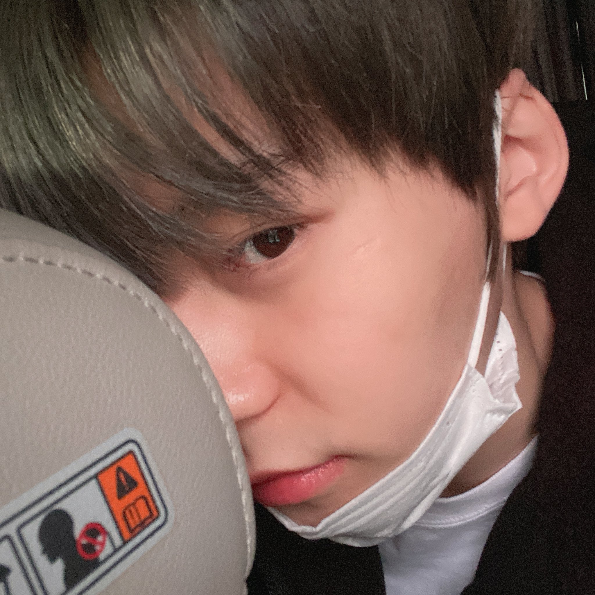 전에 파란색이었는데 색이 빠져서 녹색기가 남아있는 상태로 잿빛이 나는 탁한 밀크브라운을 입힌 상태의 애쉬그레이로 추정되는 색 | 인스티즈