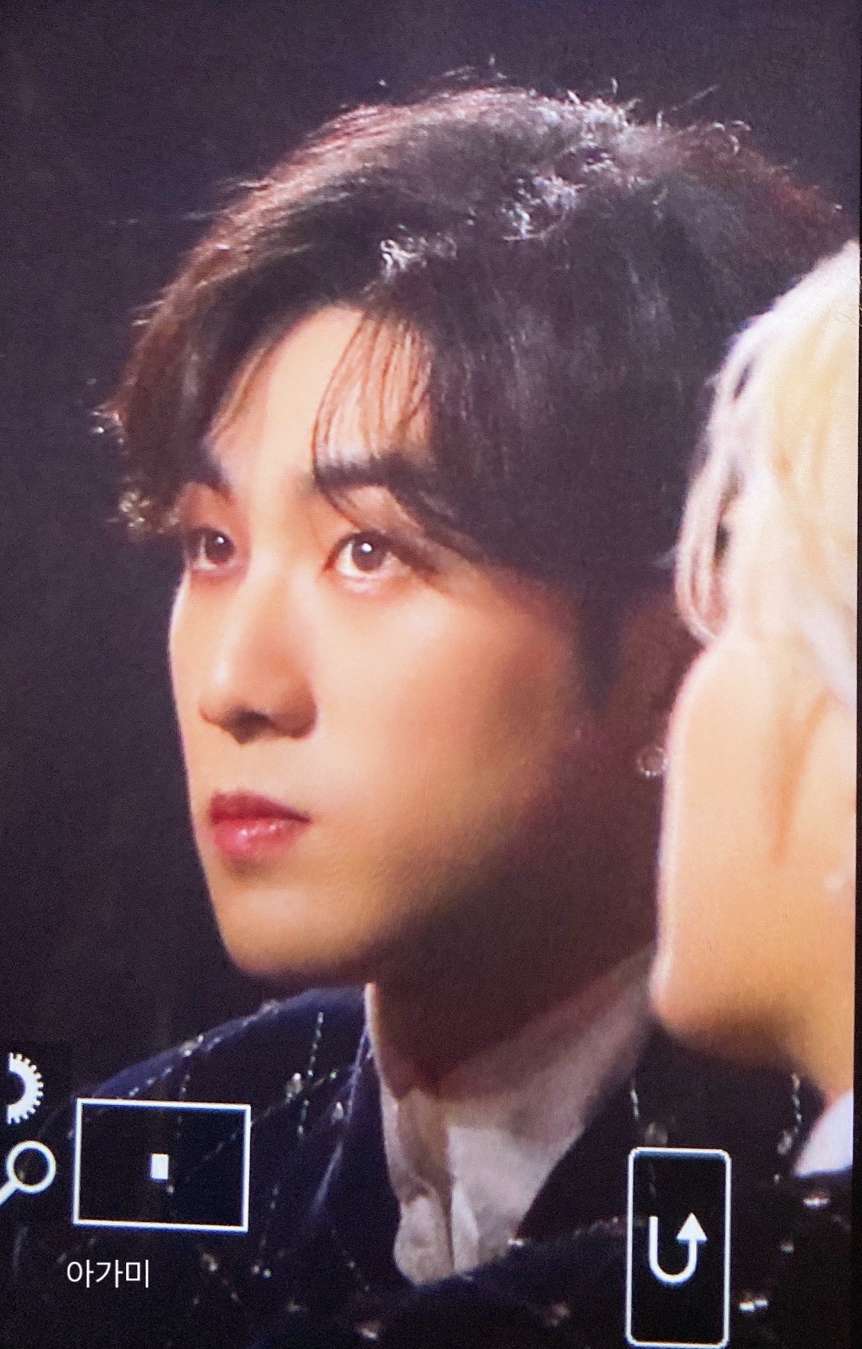 서가대 뉴이스트 백호 가대석에 있을때 표정인데 본인 무대중일때는 | 인스티즈