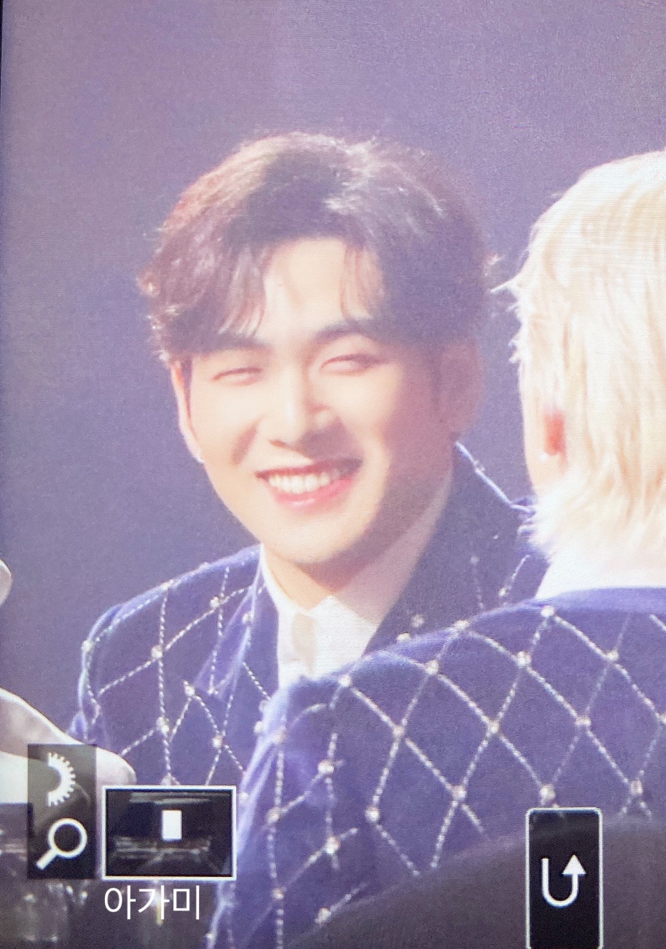 서가대 뉴이스트 백호 가대석에 있을때 표정인데 본인 무대중일때는 | 인스티즈