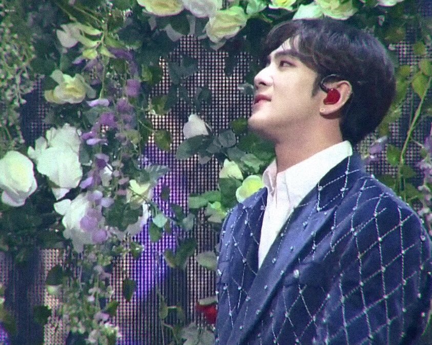 서가대 뉴이스트 백호 가대석에 있을때 표정인데 본인 무대중일때는 | 인스티즈