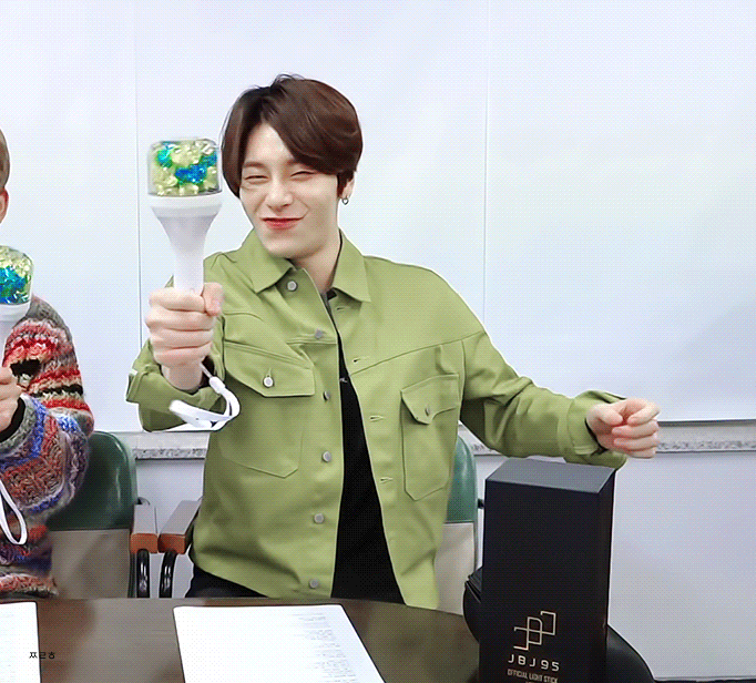 상균 : 응원봉 개발팀의 내구도 테스트 사진이 유출되었다고 합니다.. | 인스티즈