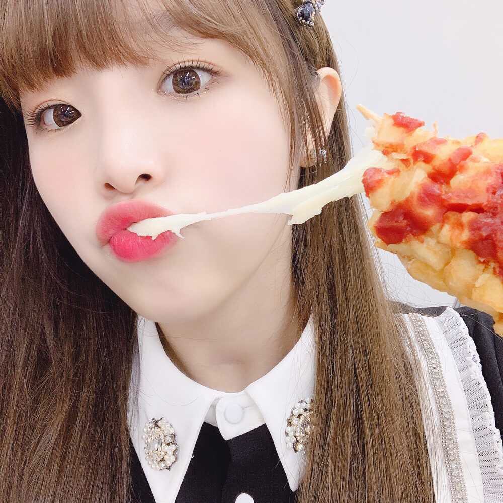 치즈핫도그 먹는 최예나 너무 귀엽다 | 인스티즈