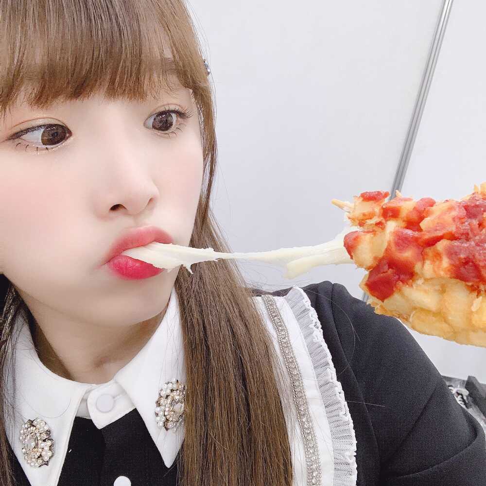 치즈핫도그 먹는 최예나 너무 귀엽다 | 인스티즈