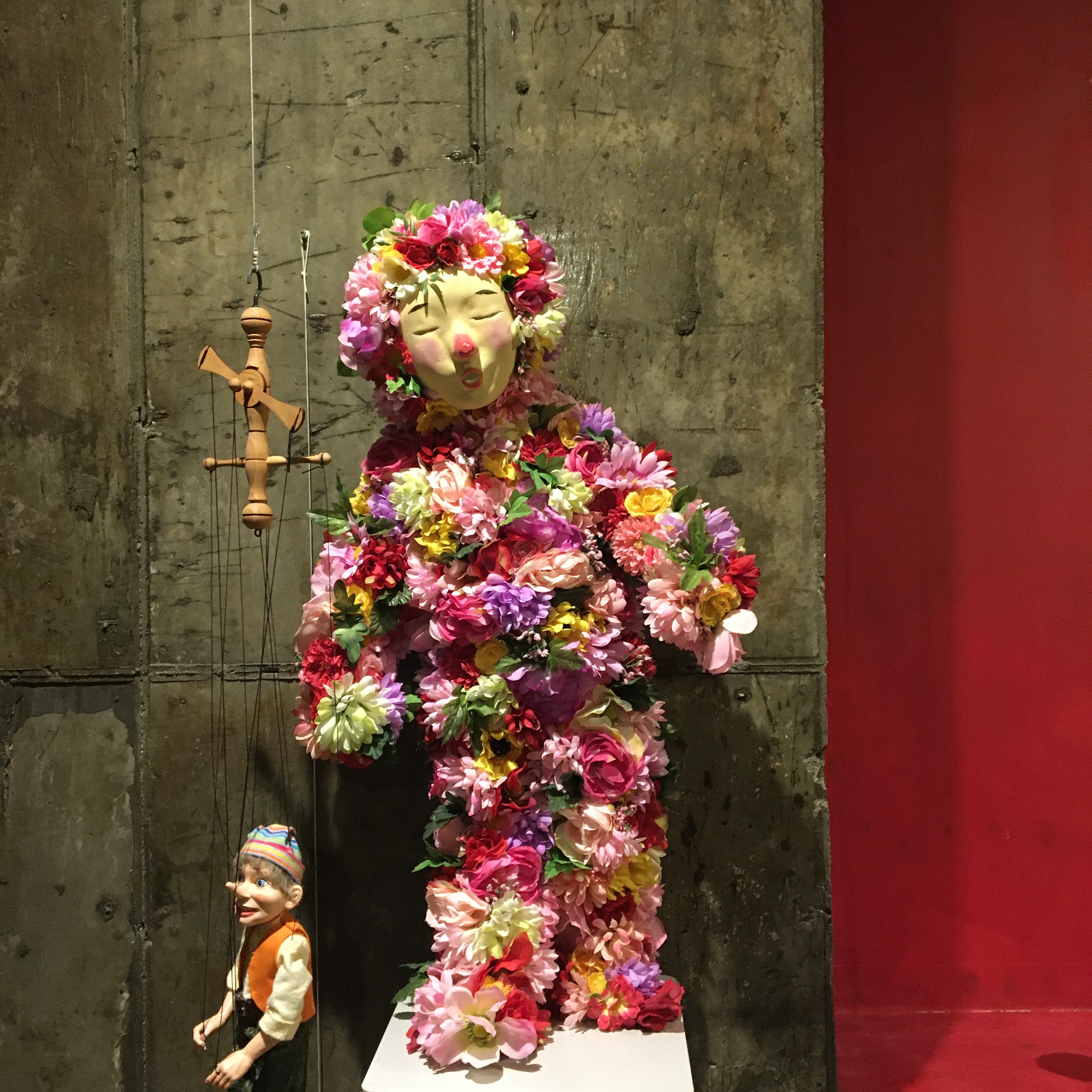 익예인들아 이거 어떤 아이돌그룹 뮤비에나온거같은데 | 인스티즈