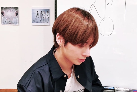 투바투 태현 브이앱 중인데 얼굴 골고루 보여준다고 자세바꿈ㅋㅋㅋㅋ | 인스티즈