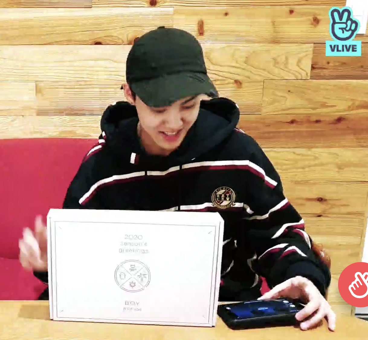 송유빈 옷장 계정 보는데 | 인스티즈