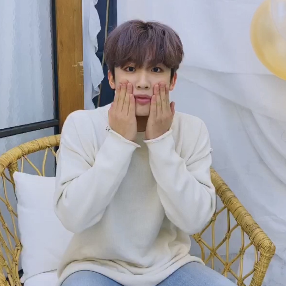 요한이 손이 크네?? | 인스티즈