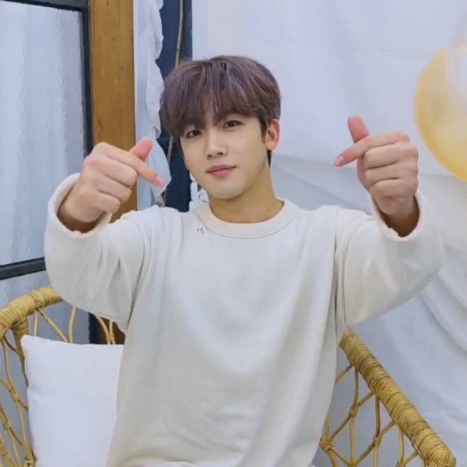 요한이 손이 크네?? | 인스티즈