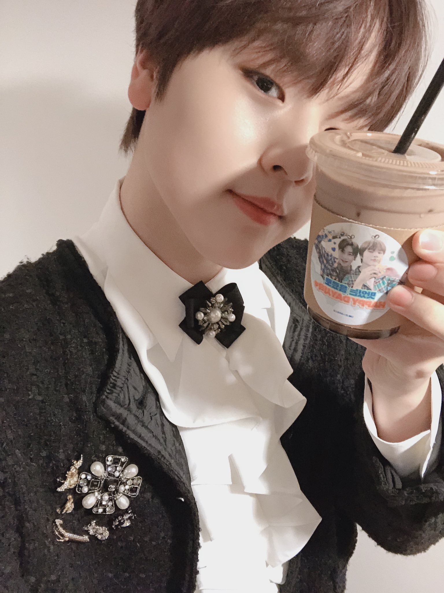 도현이 앞뒤가 똑같은 아기 !!커피차 들어간거 초코 한샷 때리고 올라가심 | 인스티즈