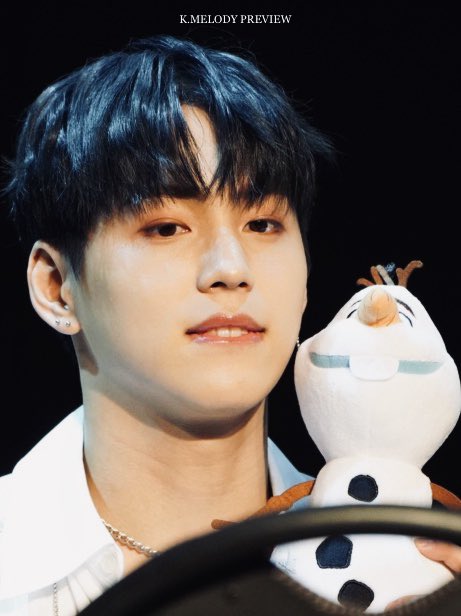 우리애들 팬싸에서 인형 받을때마다 따라하는거 너무 귀여웤ㅋㅋㅋㅋㅋㅋ | 인스티즈