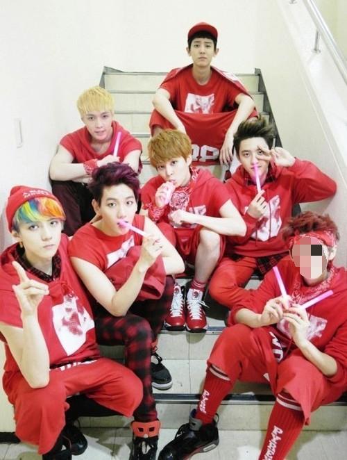 이사진 시우민 짱귀다.. 뭐지? | 인스티즈