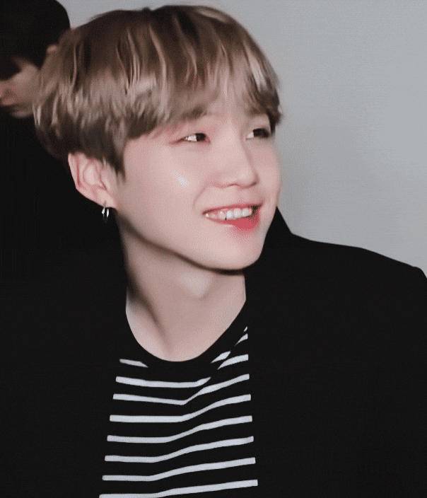 방탄 뷔 : 우리 슈가 형은 2020년에는 정말 치아가 너무 이쁘기 때문에 한없이 웃는 날만 가득 했으면 좋겠습니다 | 인스티즈