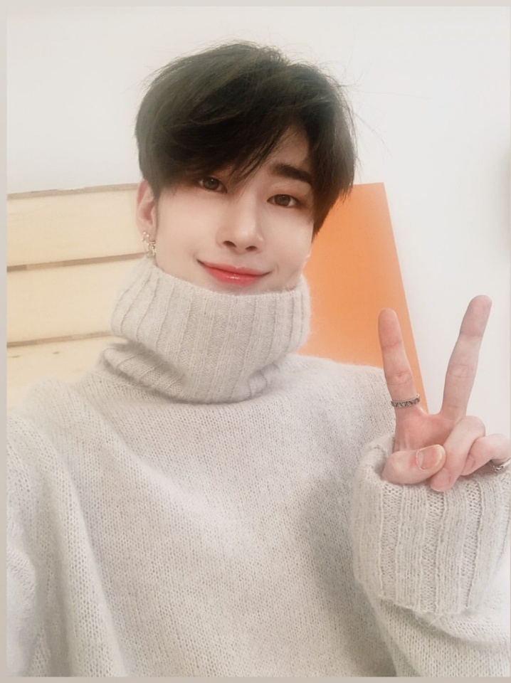 한승우 풍성한 머리마저 사랑스럽다 | 인스티즈