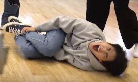 여기저기 잘 눕는 아이돌 | 인스티즈