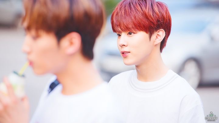 김우석 데뷔초 때랑 분위기 다른 거 너무 조아.. | 인스티즈