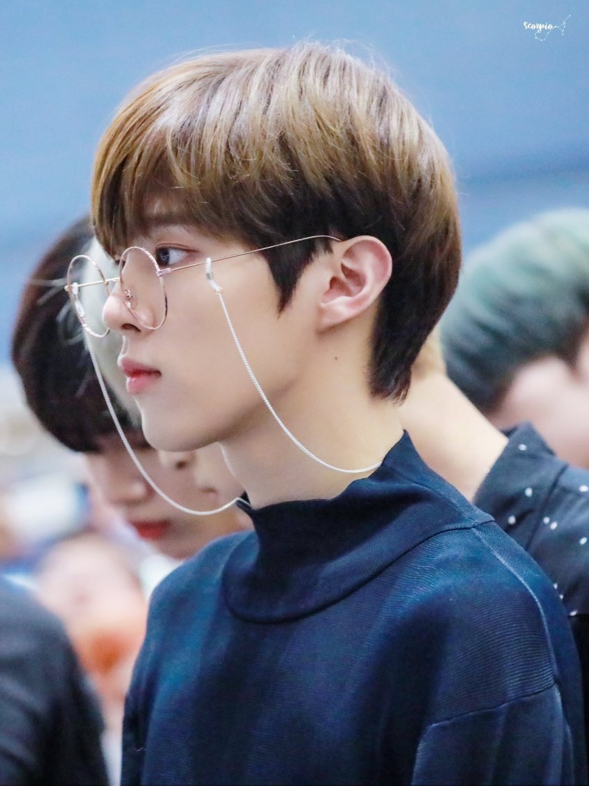 김우석 데뷔초 때랑 분위기 다른 거 너무 조아.. | 인스티즈