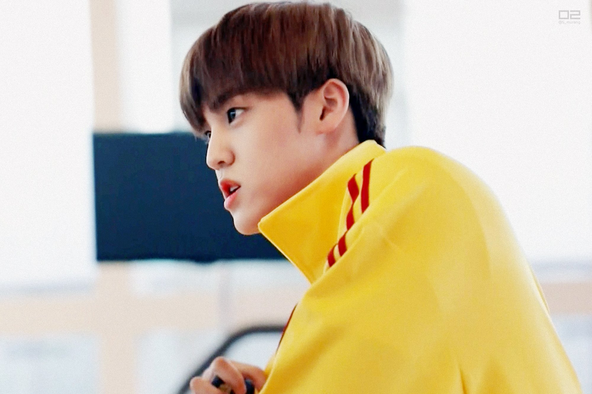 송유빈 왜 노란색 트레이닝복도 잘어울려? | 인스티즈