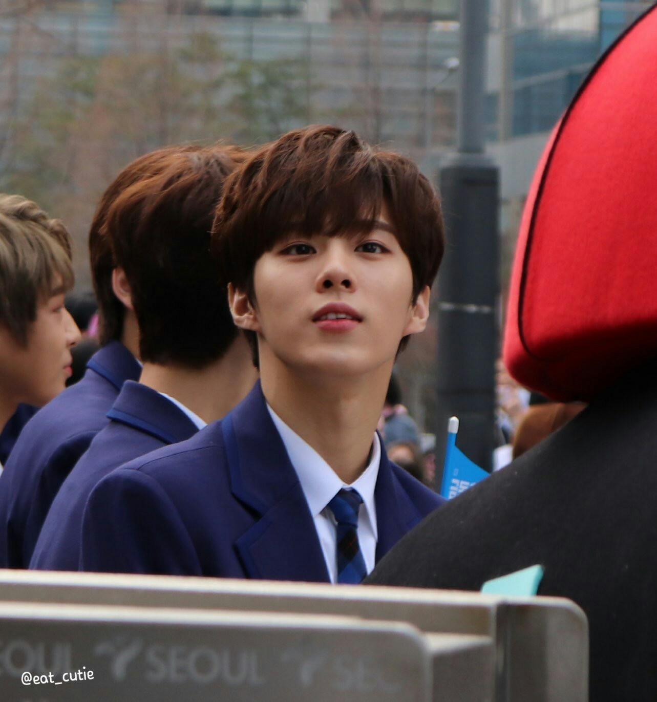 [잡담] 김우석 프듀 때 사진보고 보정 너무 심하다고 그런거 생각나 | 인스티즈