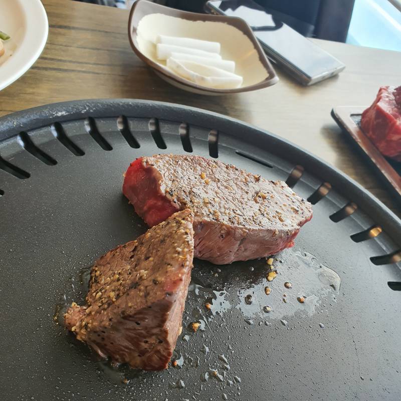 남친이랑 스테이크 무한리필 왔는데 진짜 너무 맛있어 최고야.. | 인스티즈