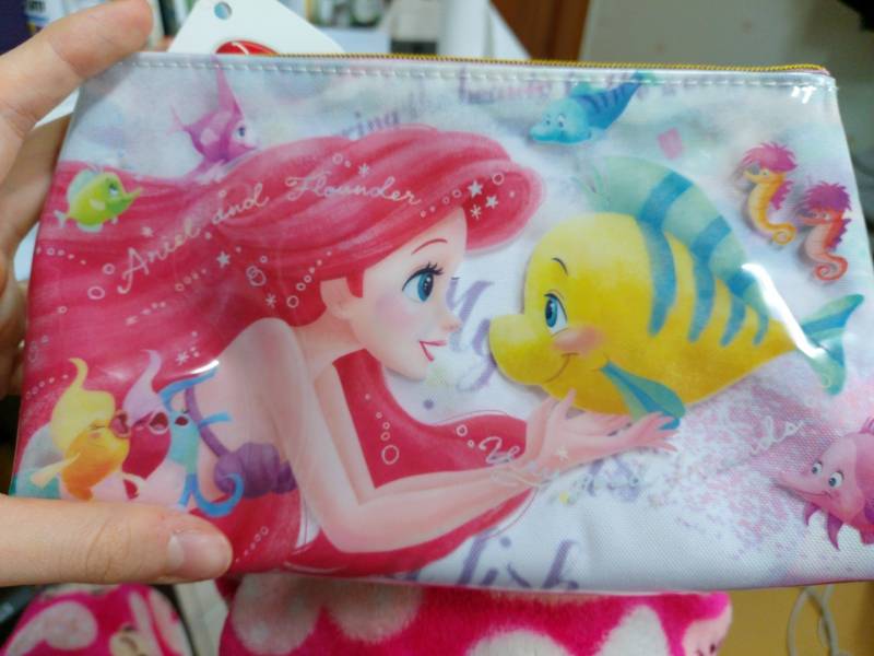 이거 옛날에 디즈니스토어에서 산 팬파우친데 화장품 파우치로 쓸까... | 인스티즈