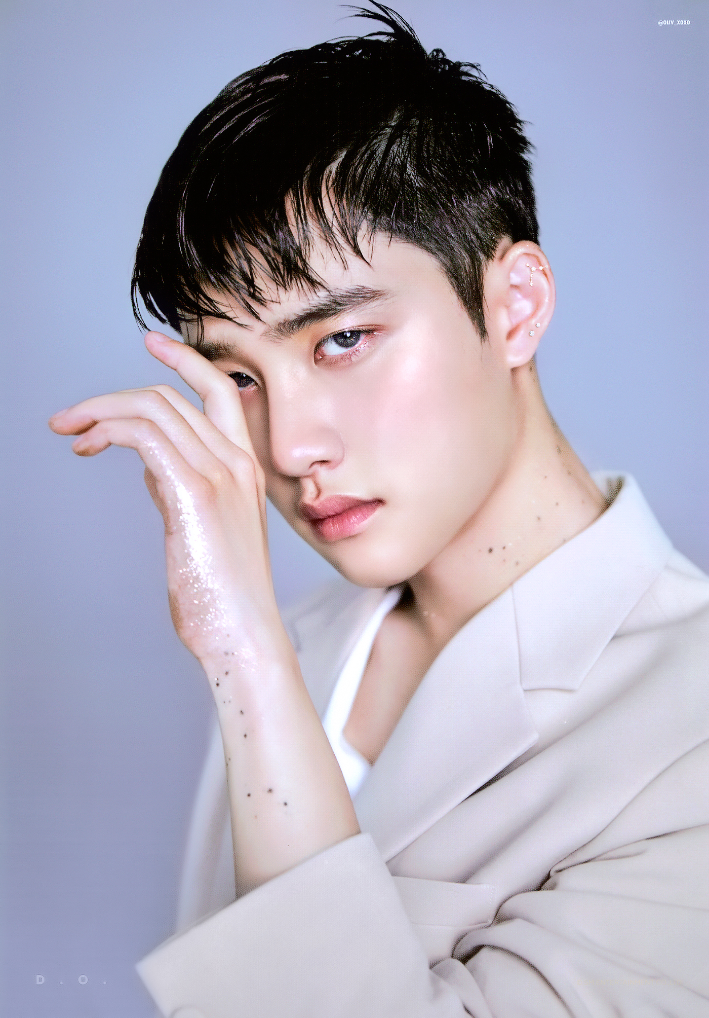 디오 귀랑 목에 글리터 바른거 보고 가세요 | 인스티즈