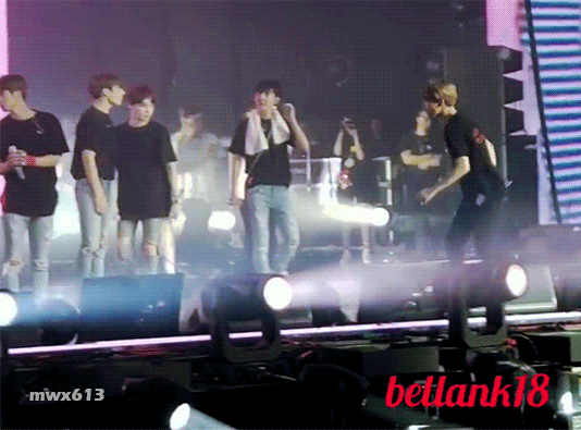 ㄱ 앞으로 들려서 안기는 포즈 한 번 있을까 말까 한데 얘는 진짜 많아서 당황; (주어 방탄 지민 | 인스티즈