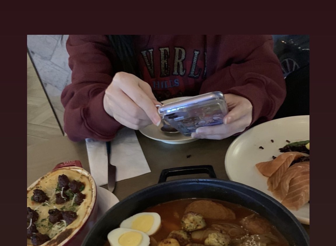 아이유 어쩜 폰케도 자기 같은거 끼냐 | 인스티즈