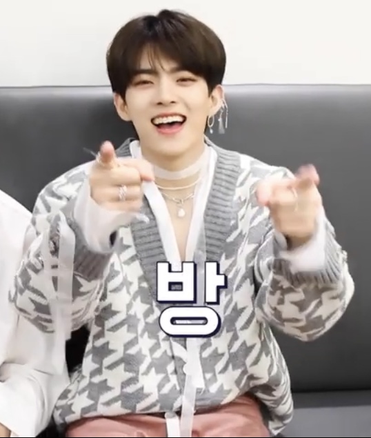 빅톤 그리운밤 컴백무대 의상에 핑크색 포인트로 한거같은데 수빈이만 | 인스티즈