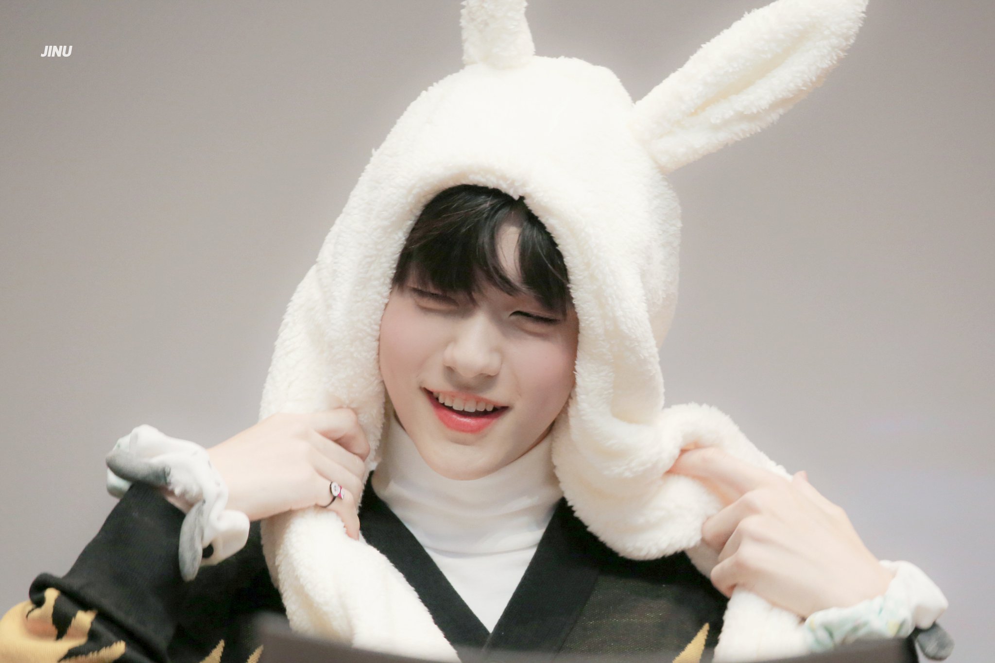 얘 뭐지? | 인스티즈