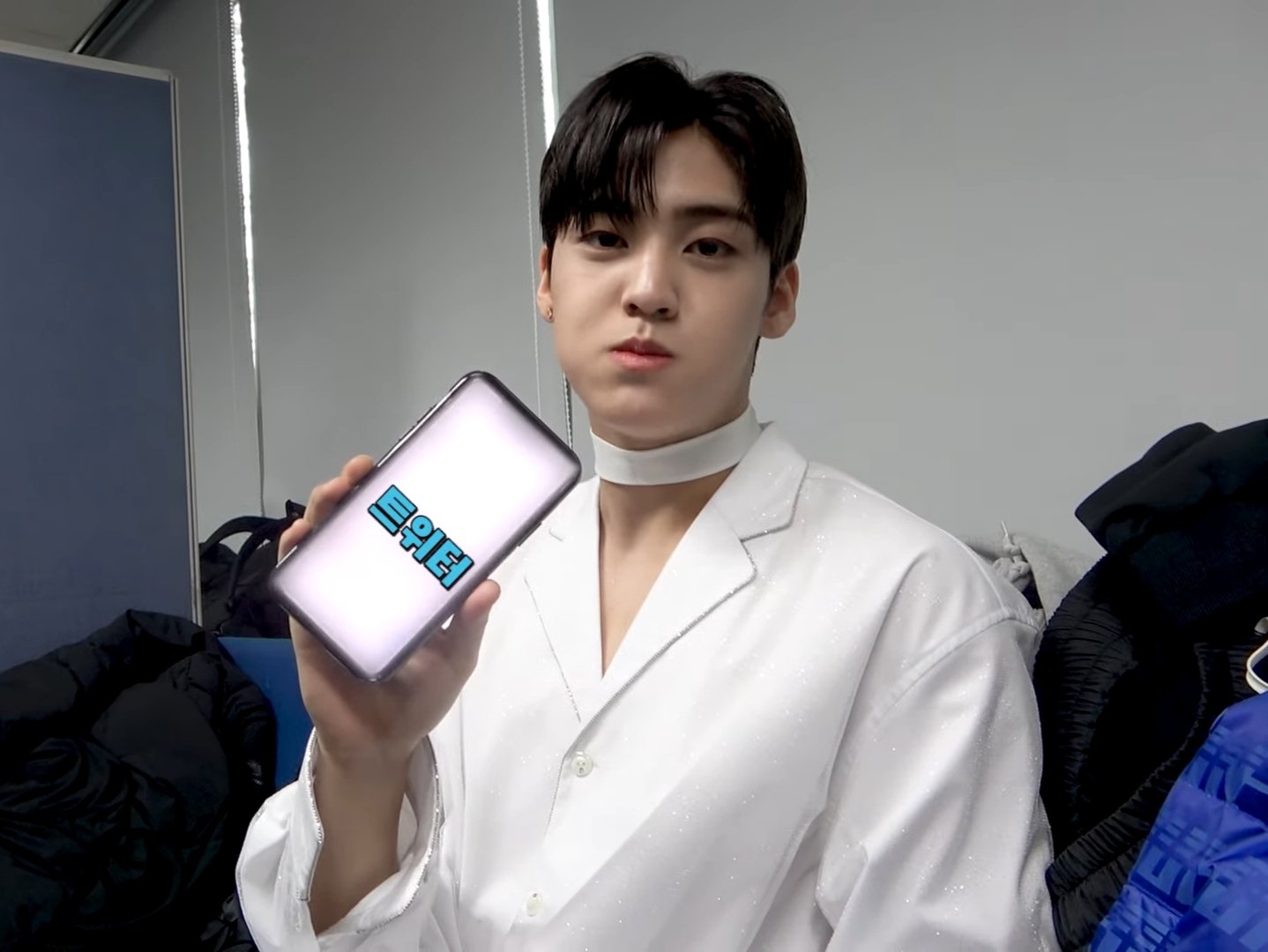 아이고 송유빈이 또 짹 써치하는 모습을 보여주네....^^ | 인스티즈