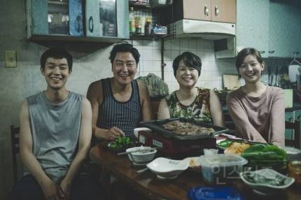 '이선균 가족=일본ㆍ송강호 가족=한국?' 日평론가 영화 '기생충' 해석 논란 | 인스티즈