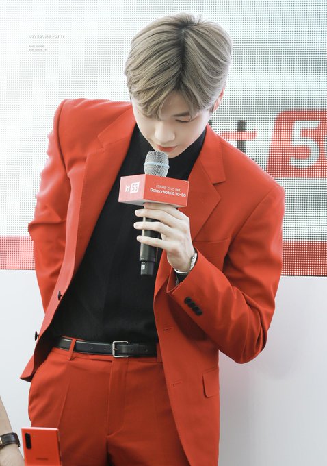 강다니엘 빨간수트ㅜ옆테 쩌는거 볼사람 | 인스티즈