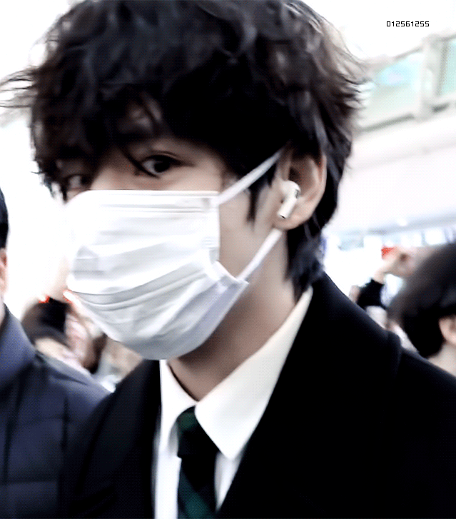 [잡담] 방탄 뷔 손에서 툭 떨어지는 가방 💼 | 인스티즈