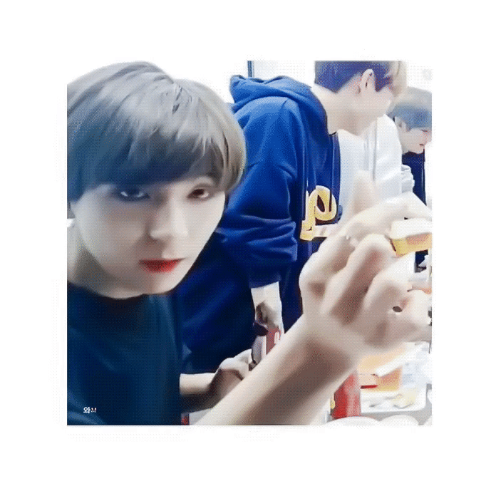 [잡담] 하트 날리고 웃으면서 아이스크림 먹는 토끼 | 인스티즈