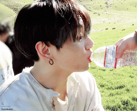 [잡담] 정국이 물 마실때 극과극임 | 인스티즈