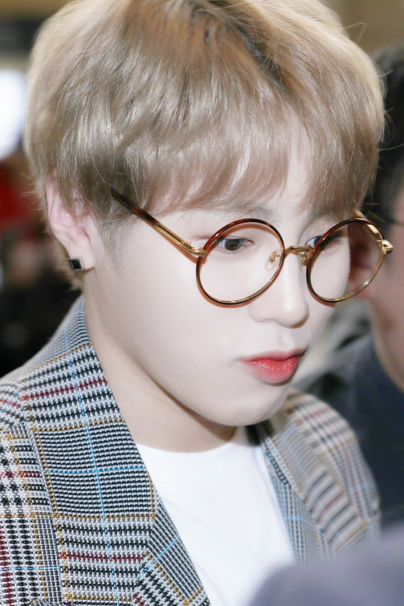 하성운 안경쓰면 뭔가 옴팡이같아... | 인스티즈